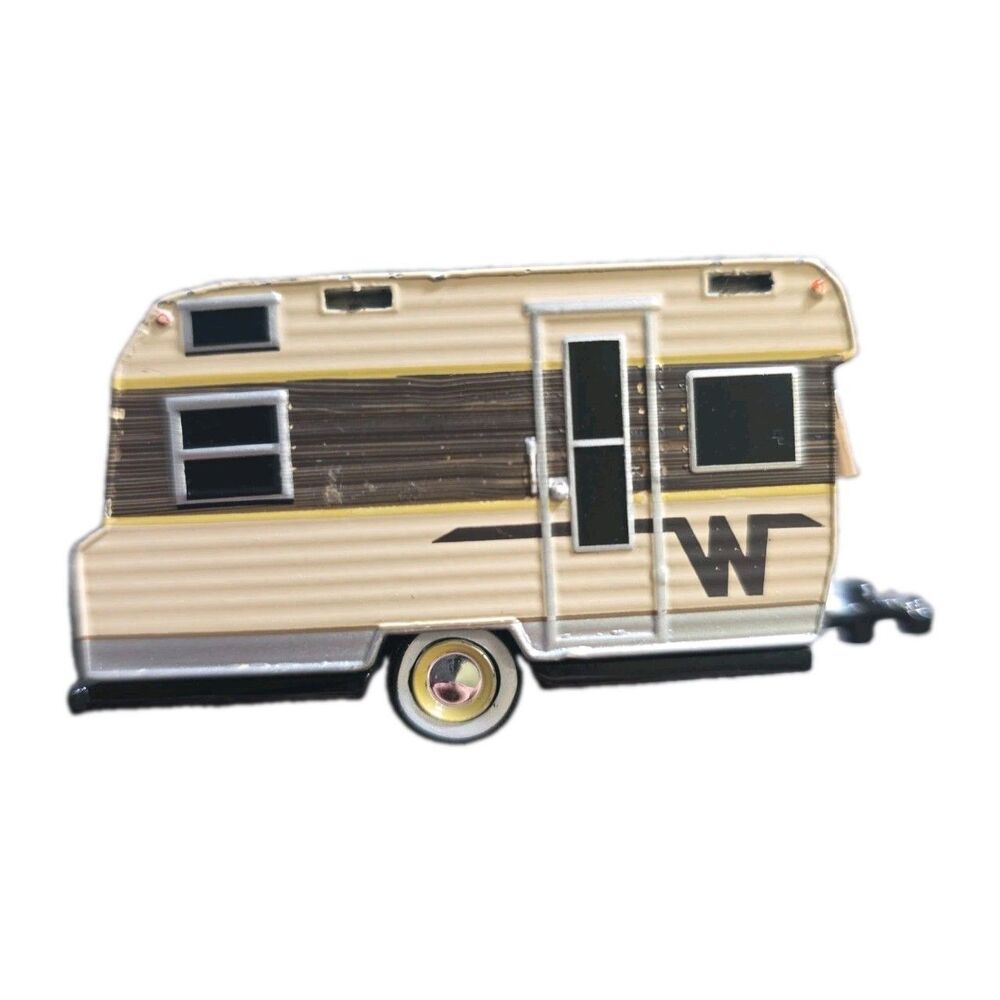 USED - GREENLIGHT GREEN MACHINE 1964 WINNEBAGO 216 HITCHED 1:24 SCALE.